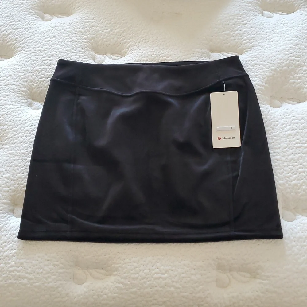 NWT Lululemon Scuba HR Mini Skirt Special Edition Black Velvet SZ L